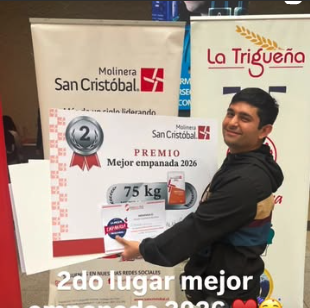 Don Lucho con el certificado del premio