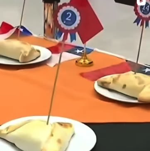 Empanadas premiadas con banderas chilenas